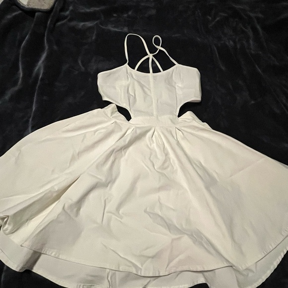 Elegant White Dress - Picture 5 of 6